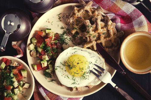 Обои на рабочий стол Вкусный завтрак из омлета, салата, бенгальских вафель и кофе