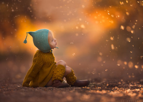 Обои на рабочий стол Маленькая девочка сидит на полу, by Lisa Holloway