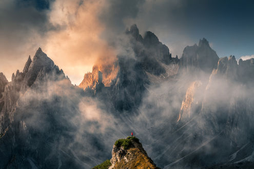 Обои на рабочий стол Человек любуется видом на горы, by Д°lhan Eroglu