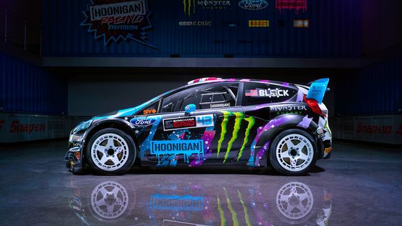 Обои на рабочий стол Ford Fiesta ST RX43 Кена Блока с зеркальным отражением на бетонном полу