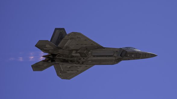 Обои на рабочий стол Истрибитель F-22 Raptor на фоне голубого неба