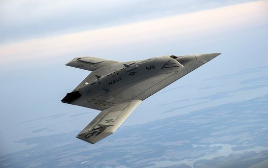 Обои на рабочий стол Серый беспилотник X-47B над землей
