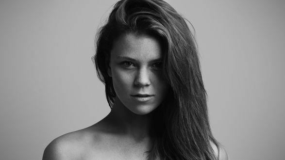 Обои на рабочий стол Девушка Jessa Raw с длинной прической смотрит в камеру