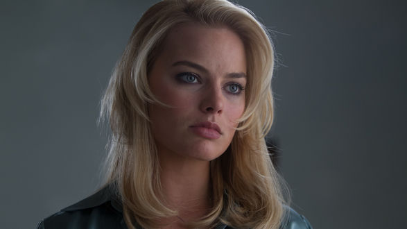Обои на рабочий стол Актриса Margot Robbie / Марго Робби на сером фоне