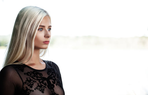Модель zoe. Камила морроне. Zoe mantzakanis. Zoe модель. Зои кравиц наушники.