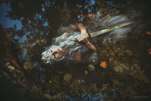 Обои на рабочий стол Модель Katerina Surovcova / Катерина Суровцова с мечом лежит в воде, фотограф Marketa Novak / Маркета Новак
