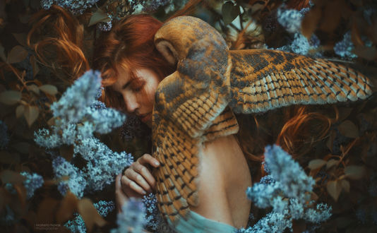 Обои на рабочий стол Модель Katerina Krobova / Катержина Кробова с совой у цветов сирени, by Marketa Novak / Маркета Новак