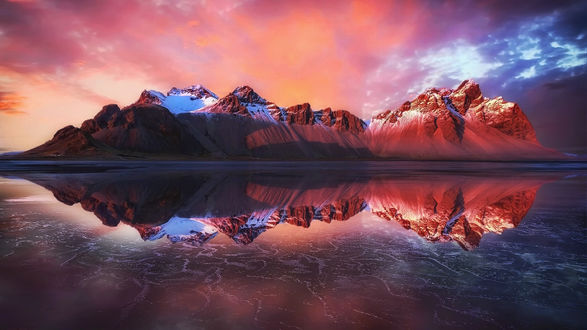 Обои на рабочий стол Заснеженная гора Vestrahorn / Вестрахорн в закатных лучах солнца, отражаемая на морском побережье, Исландия