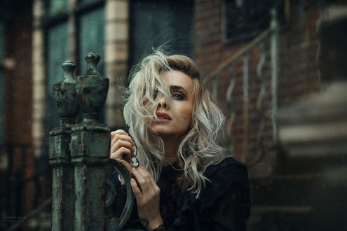 Обои на рабочий стол Модель Dominika Jandlovа / Доминика Джандлова держит кулон в руках, by Marketa Novak / Маркета Новак