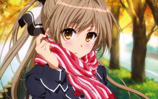 Обои на рабочий стол Isuzu Sento / Исузу Сенто из аниме Amagi Brilliant Park / Великолепный парк Амаги в наушниках на прогулке в осеннем парке