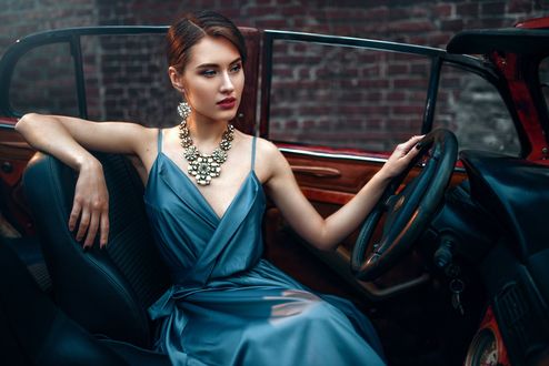 Обои на рабочий стол Девушка в голубом платье сидит в авто. Фотограф Maks Kuzin