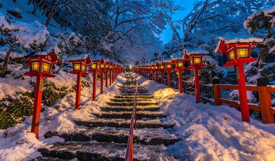 Обои на рабочий стол Зимняя красота в Kyoto, Japan. Kifune Shrine / Киото, Япония. ступеньки к храму Кифунэ. Фотограф Hasan Jakaria