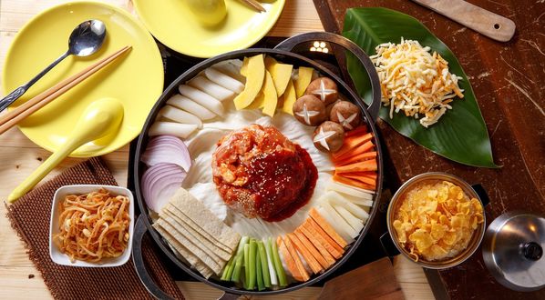Обои на рабочий стол Японская кухня: блюда с ассорти из овощей и мяса, столовые приборы и тарелки, вид сверху