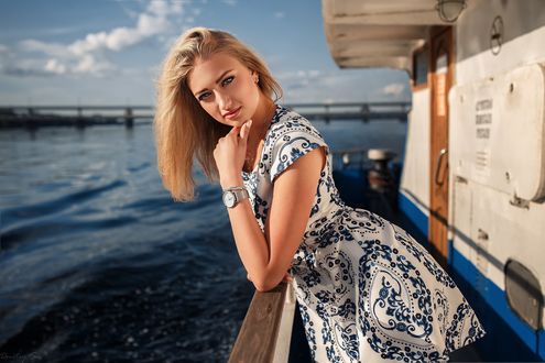 Обои на рабочий стол Модель Лиза на палубе в платье. Фотограф Dmitry Sn