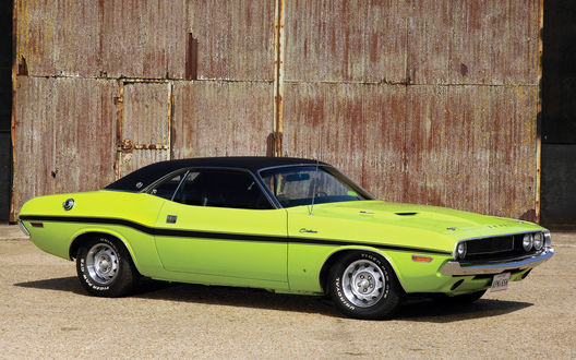 Обои на рабочий стол Ярко-зеленый Dodge Challenger на фоне ржавой стены