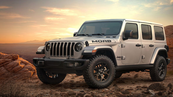 Обои на рабочий стол Серебристый Jeep Wrangler в прерии на фоне зари
