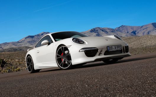 Обои на рабочий стол Белый Porsche 911 Carrera S Coupe (991) на фоне гор с ясным небом