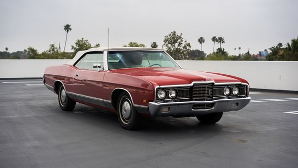 Обои на рабочий стол Бордовый Ford LTD Convertible 1972 года на многоуровневой стоянке в пасмурную погоду