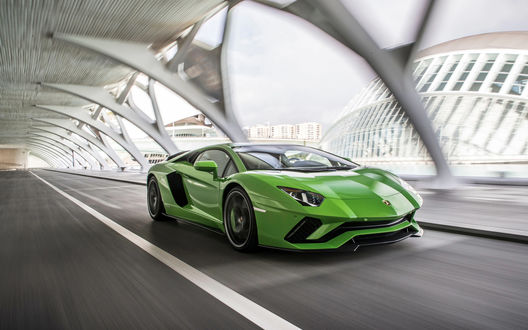 Обои на рабочий стол Ярко-зеленый Lamborghini Aventador едет по крытой автотрассе