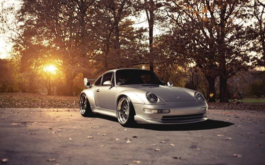 Обои на рабочий стол Серебристый Porsche 911 GT2 в осеннем парке