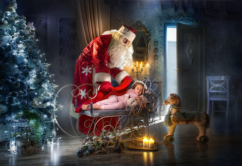 Обои на рабочий стол Christmas night / Рождественской ночью Дед Мороз накрывает спящую девочку в комнате, у новогодней елки, фотограф Dmitry Usanin