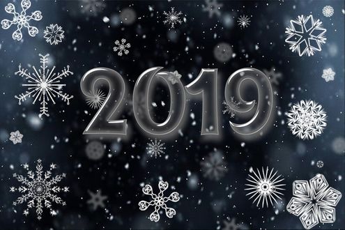 Обои на рабочий стол На фоне со снежинками цифры 2019