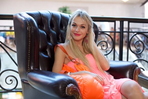 Обои на рабочий стол Модель Anya Khikevich сидит в кресле