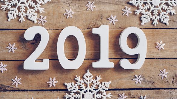 Обои на рабочий стол Объемное число 2019 в окружении снежинок