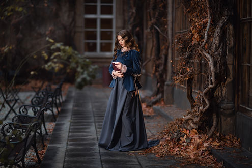 Обои на рабочий стол Девушка в длинном платье с книгой в руке, фотограф Anastasia Barmina