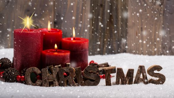 Обои на рабочий стол Надпись Christmas / Рождество с красными свечами