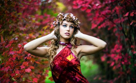 Обои на рабочий стол Модель Alessia в венке и красном платье