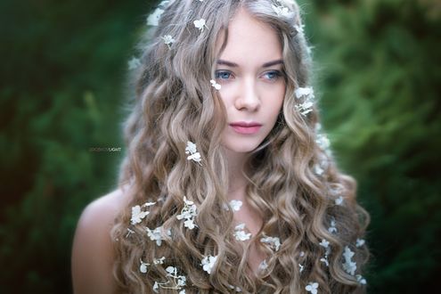 Обои на рабочий стол Модель Lilia Bespalaya с цветами на волосах. Фотограф Alexander Drobkov