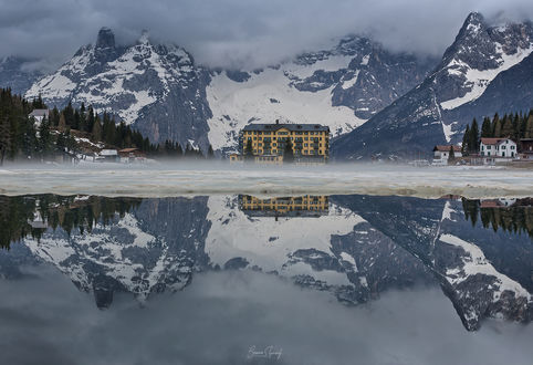 Обои на рабочий стол Гостиница на Lake Misurina, Italian / Мисуринском озере, Италия. Фотограф Bassem Elyoussef