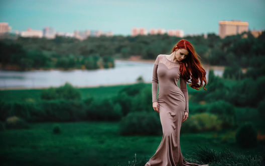 Обои на рабочий стол Девушка Алиса Рыжая в вечернем платье на фоне реки, фотограф Георгий Чернядьев