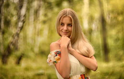 Обои на рабочий стол Блондинка Anastasia Kurtukova в березовой роще