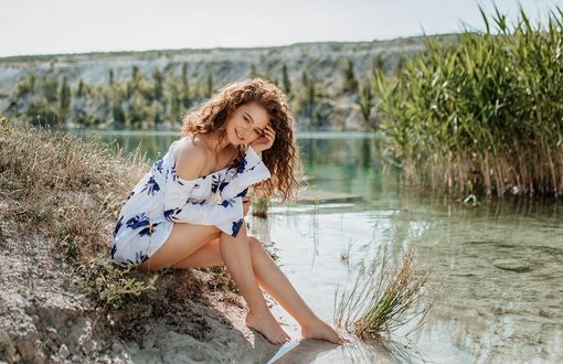 Обои на рабочий стол Alina Zaslavskaya позирует у реки, фотограф Evgeny Freyer