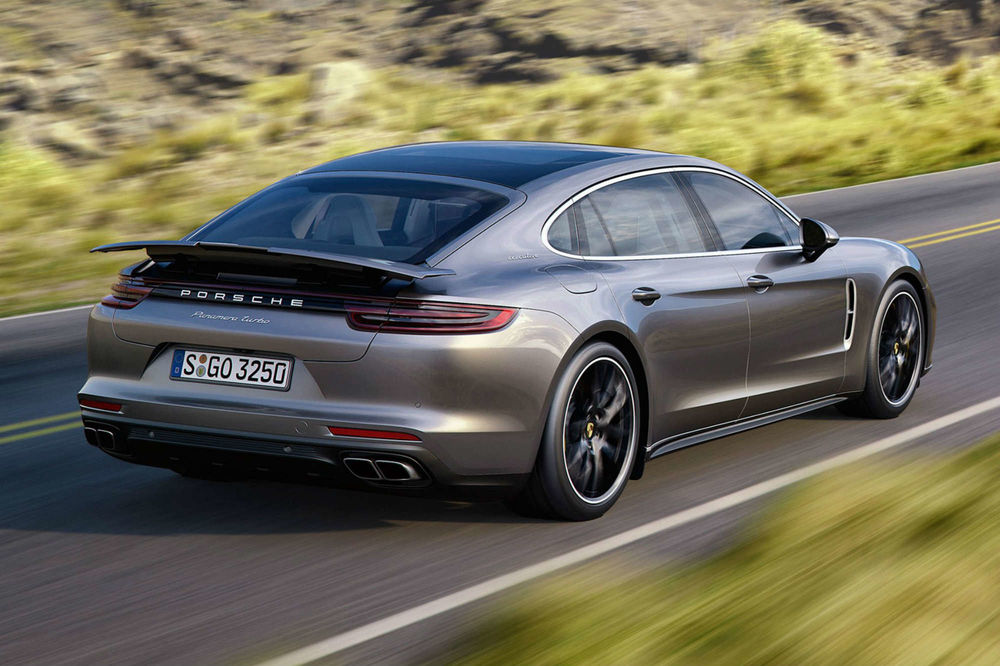 Обои для рабочего стола Автомобиль Porsche Panamera на размытом фоне