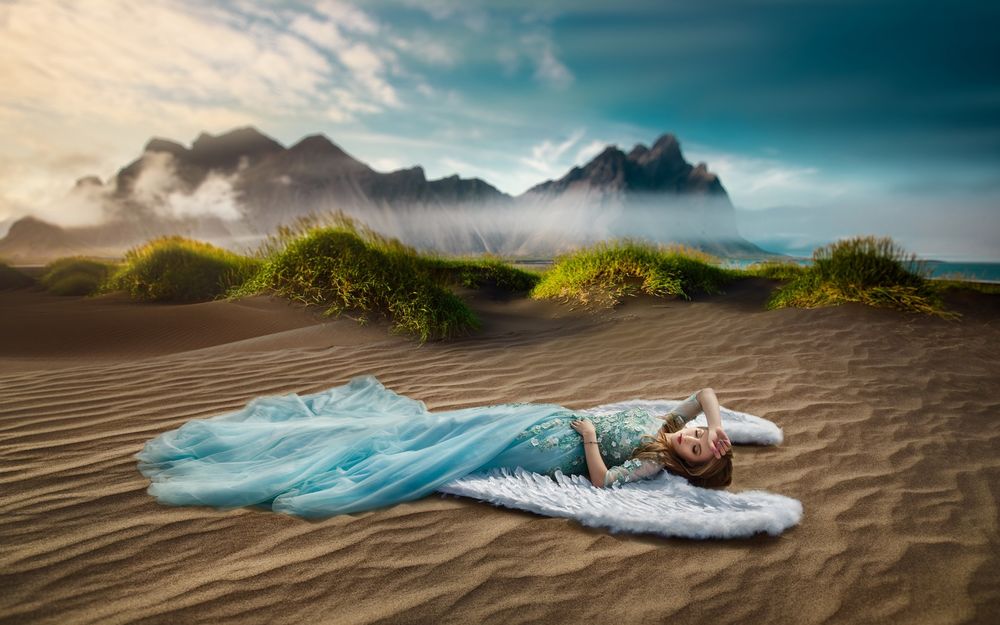 Обои для рабочего стола Девушка с крыльями ангела лежит на песке. Фотограф Ренат Хисматулин