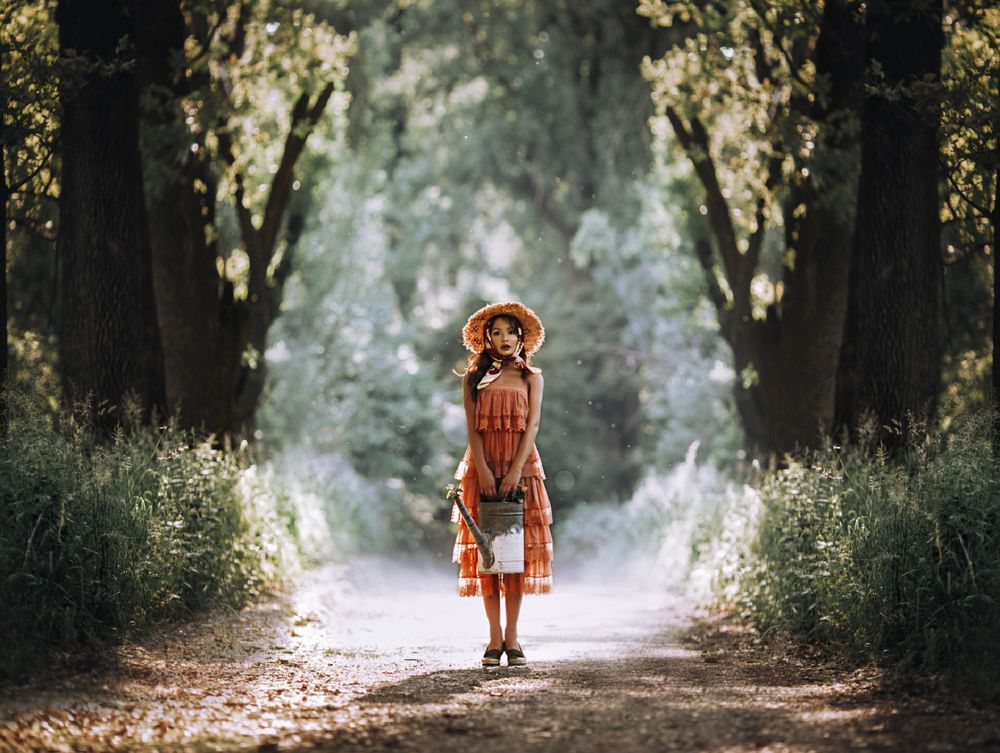 Обои для рабочего стола Девушка в шляпке с лейкой стоит на дороге в парк, фотограф Мытник Валерия