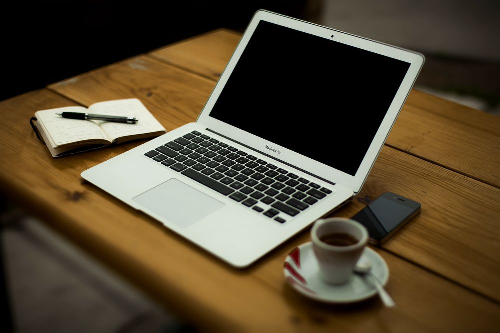 Фото с ноутбуком на столе и кофе