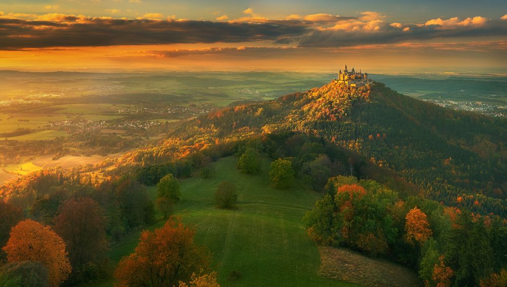 Обои для рабочего стола Панорама осенью с видом на Hohenzollern Castle, Germany / Замок Гогенцоллерн, Германия, фотограф Krzysztof Browko