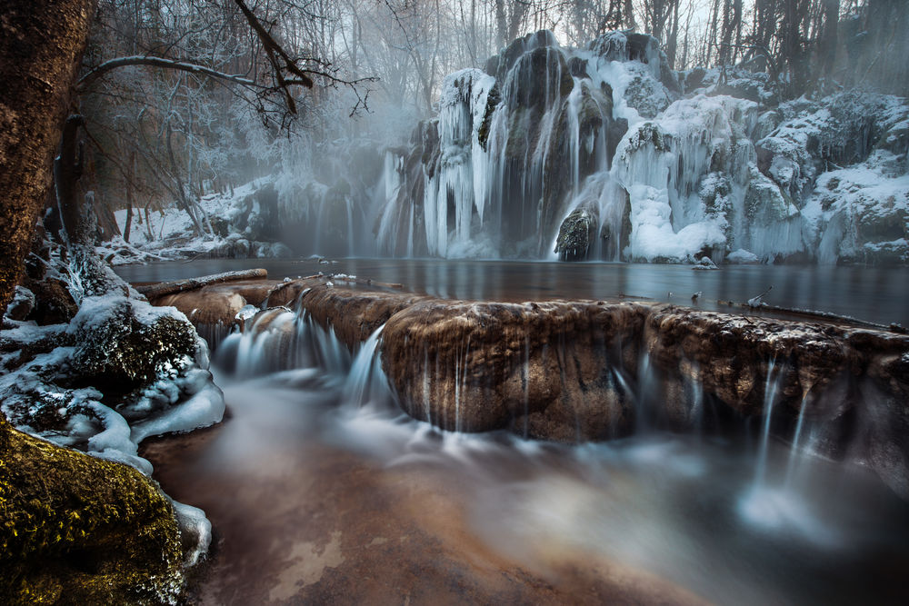Обои для рабочего стола Замерзшие водопады в лесу, by Robert Didierjean