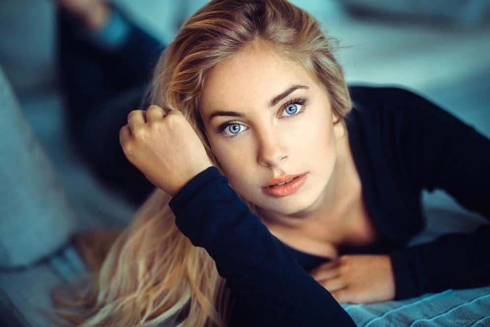 Обои для рабочего стола Девушка -блондинка Cassandre на постели, фотограф Lods Franck,