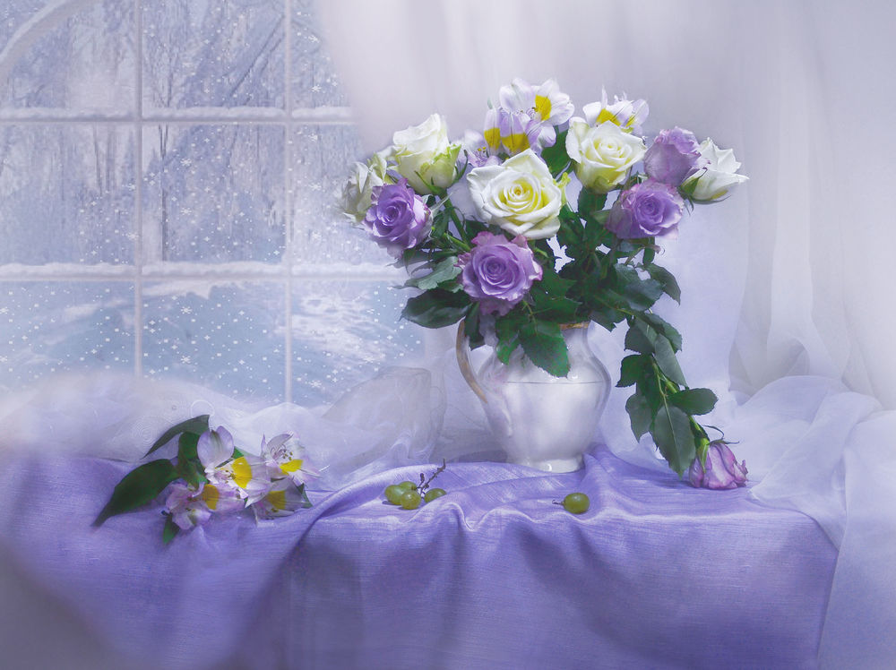 Обои для рабочего стола Натюрморт с розами в вазе и альстромерией с виноградом на столе у окна зимним днем, фотограф Колова Валентина
