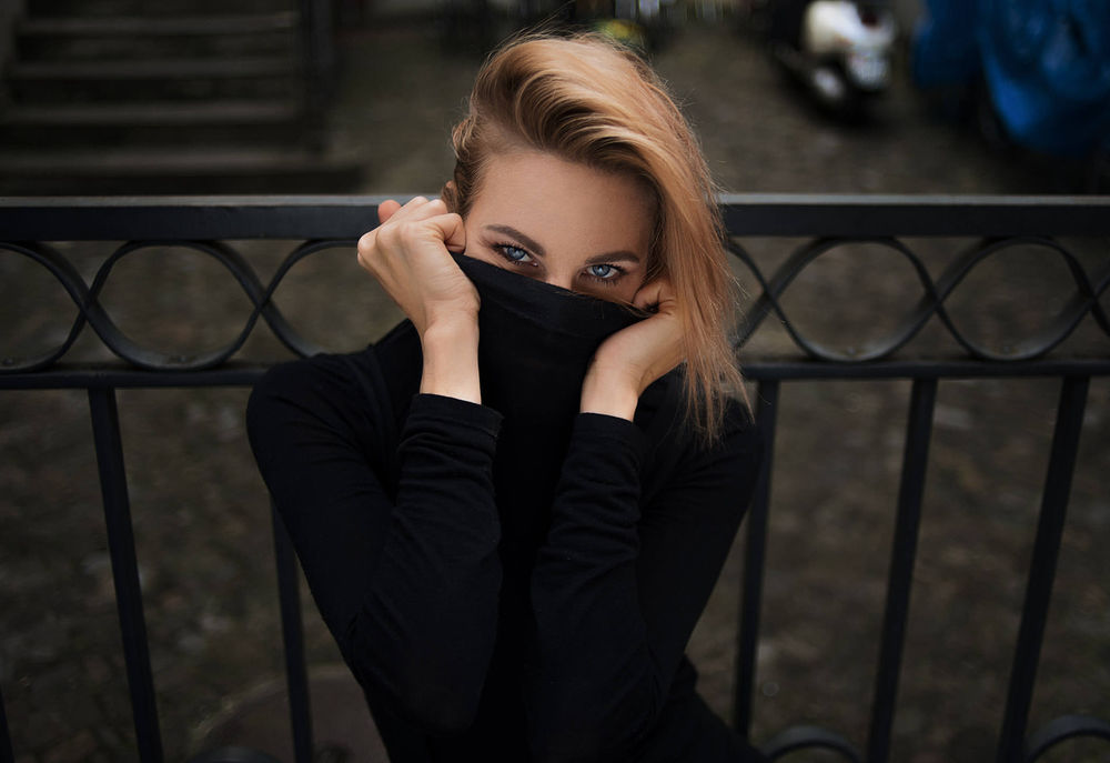 Обои для рабочего стола Модель Bettina в черном свитере, прикрывающем ее лицо, by Sаndor Nagy