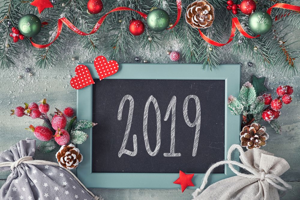 Обои для рабочего стола Рамка с цифрами 2019 лежит на полу с веточками ели, ягод, шишек и игрушек
