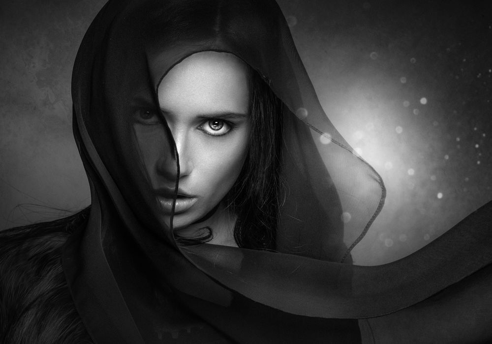 Обои для рабочего стола Девушка в легком платке, by Joachim Bergauer
