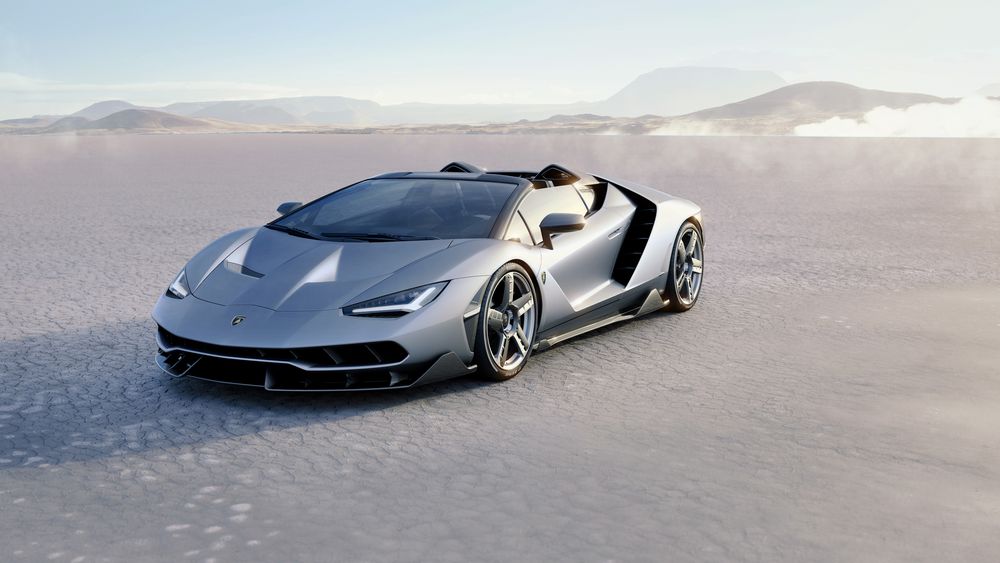 Обои для рабочего стола Серебристый Lamborghini Centenario Roadster в пустыне