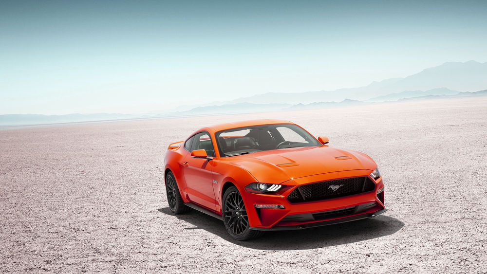 Обои для рабочего стола Ярко-оранжевый Ford Mustang GT 2015 в пустыне