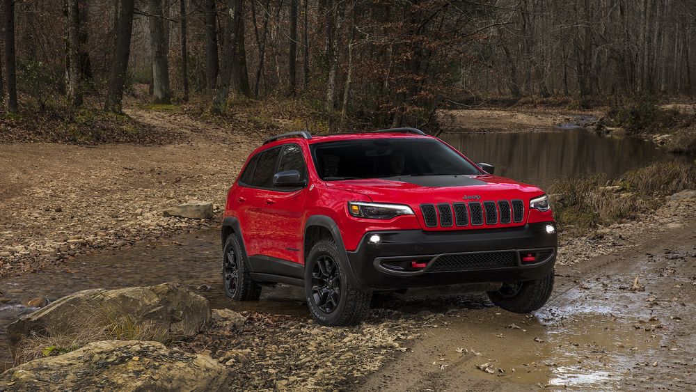 Обои для рабочего стола Ярко-малиновый Jeep Cherokee 2019, пересекающий лесную речку